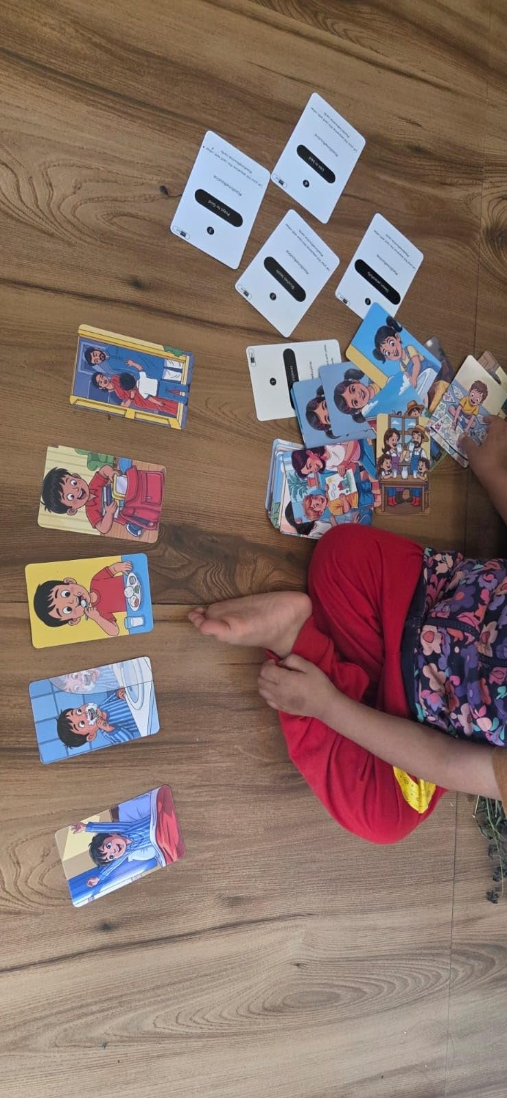 Happy child with LernZeit learning flashcards
